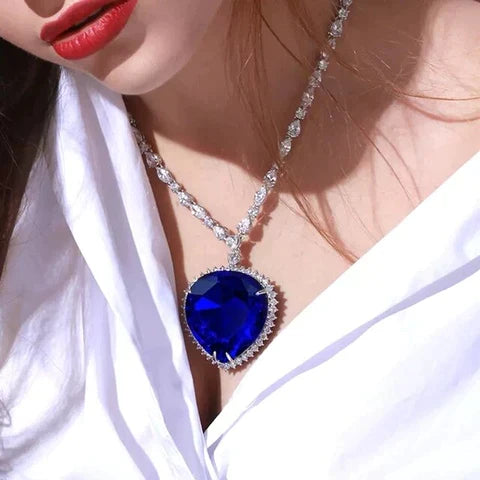 Collier en cristal bleu en forme de cœur