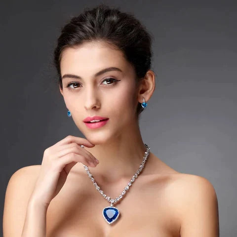 Collier en cristal bleu en forme de cœur