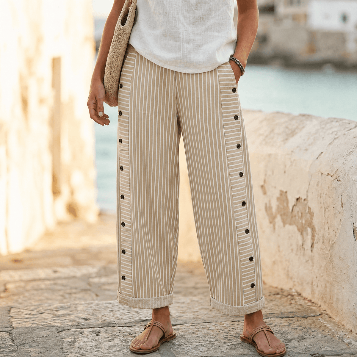 Coastlyn – Pantalon Rayé Femme avec Détails en Bouton