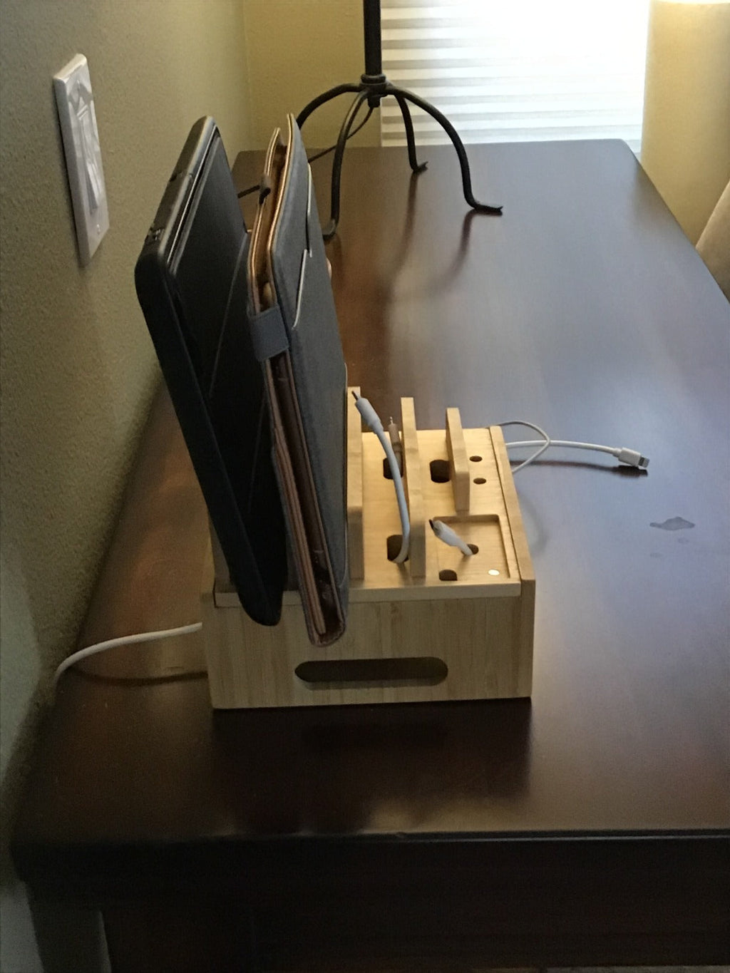 Tekavo ChargeDock Station de Charge en Bambou | Chargeur USB 5 Ports & Organisateur | Pour Smartphone, Tablette & Montre Connectée | Inclus : Ensemble de Câbles