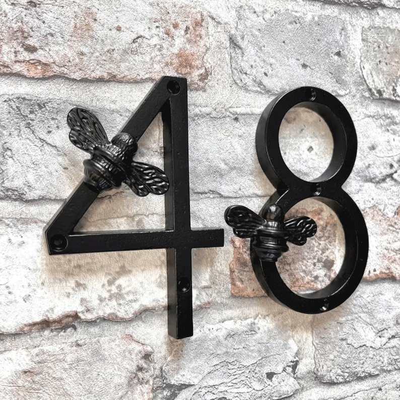 Plaque de numéro de maison inspirée des abeilles – Personnalisable avec 5 chiffres