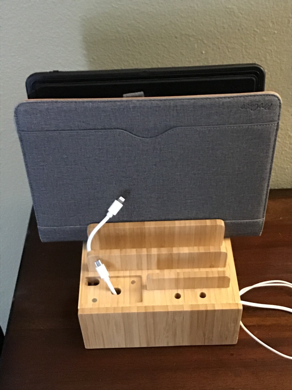 Tekavo ChargeDock Station de Charge en Bambou | Chargeur USB 5 Ports & Organisateur | Pour Smartphone, Tablette & Montre Connectée | Inclus : Ensemble de Câbles