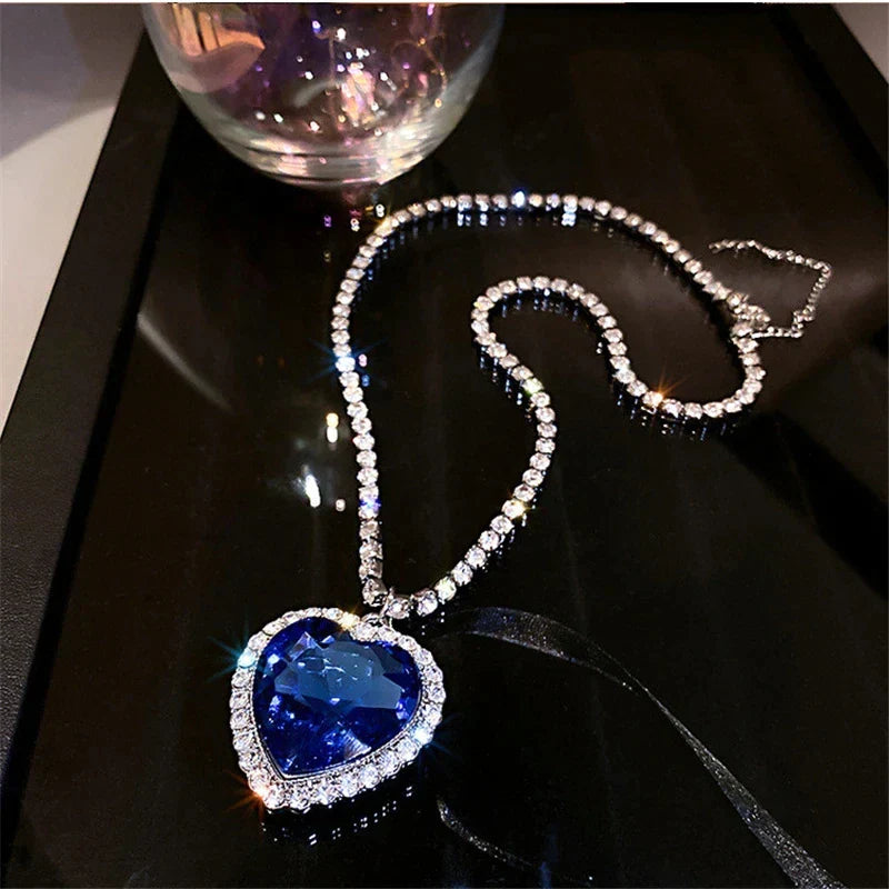 Collier en cristal bleu en forme de cœur