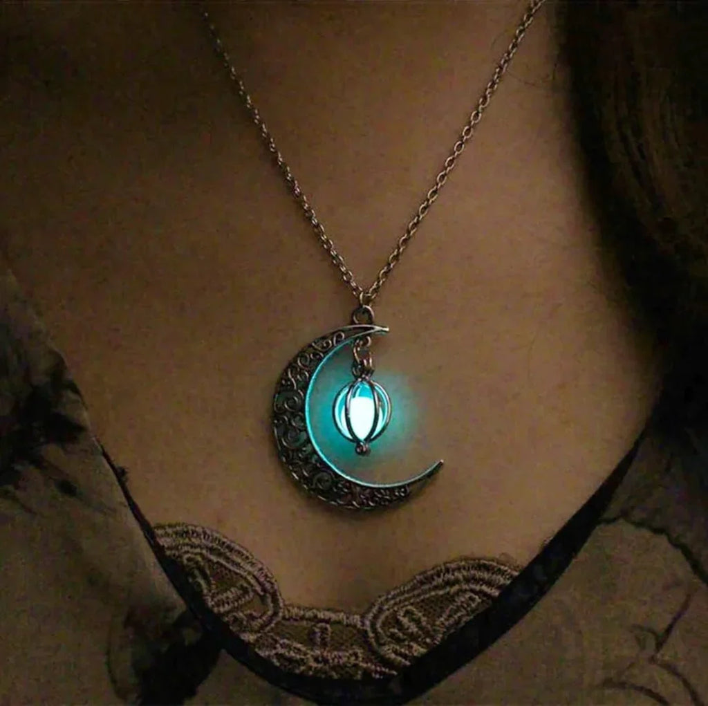 Collier avec pendentif en pierre de lune