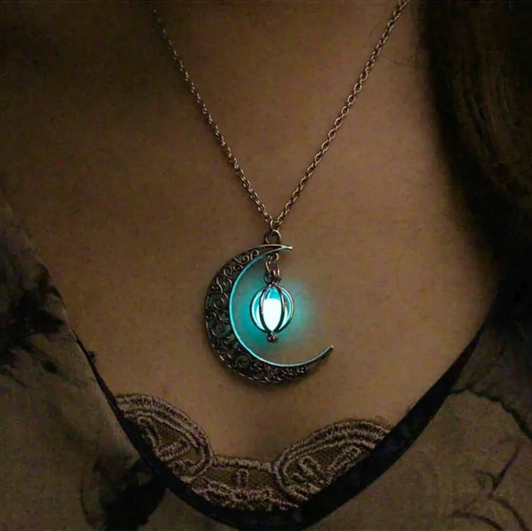 Collier avec pendentif en pierre de lune