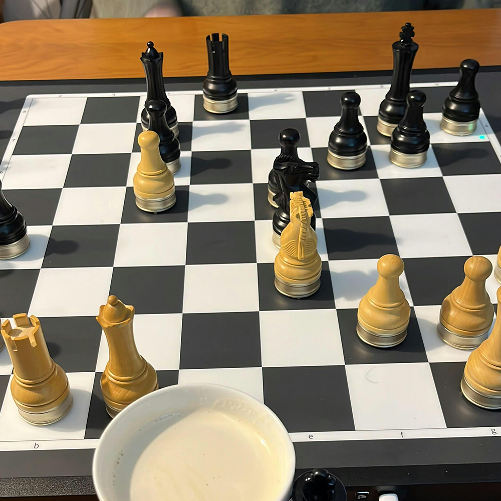 Plateau d'échecs robotisé avancé avec pièces d'échecs en bois