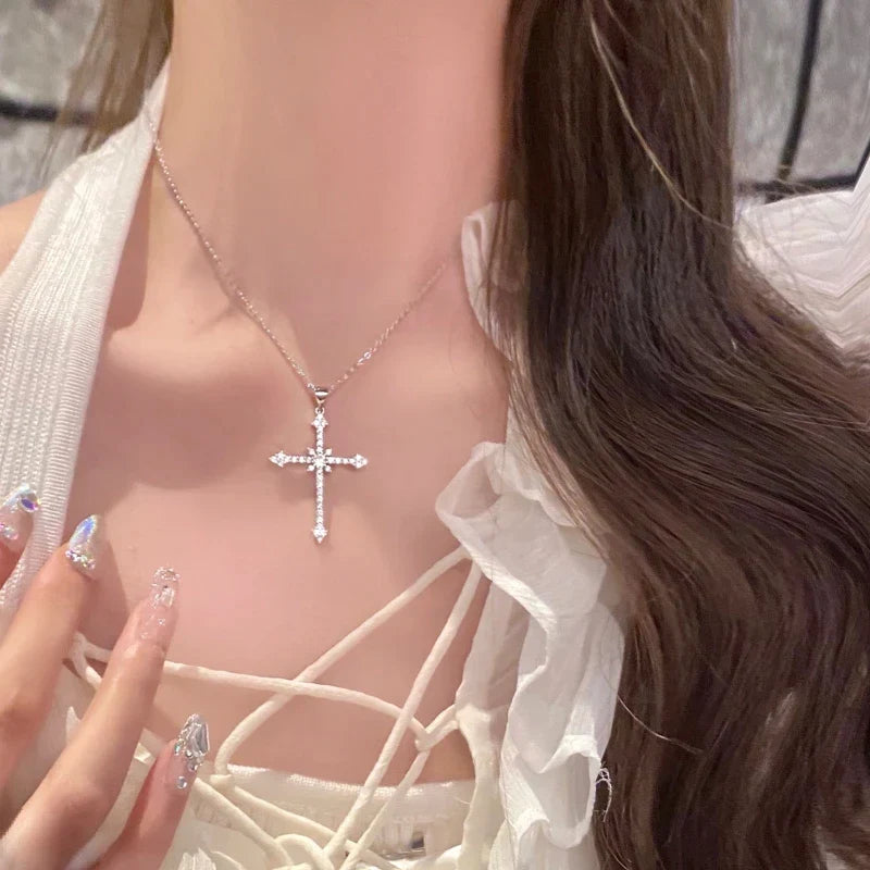 Collier de luxe avec pendentif croix en cristal de zircon