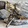 Collier en rosaires croix en œil de tigre et lapis-lazuli pour hommes – Orion