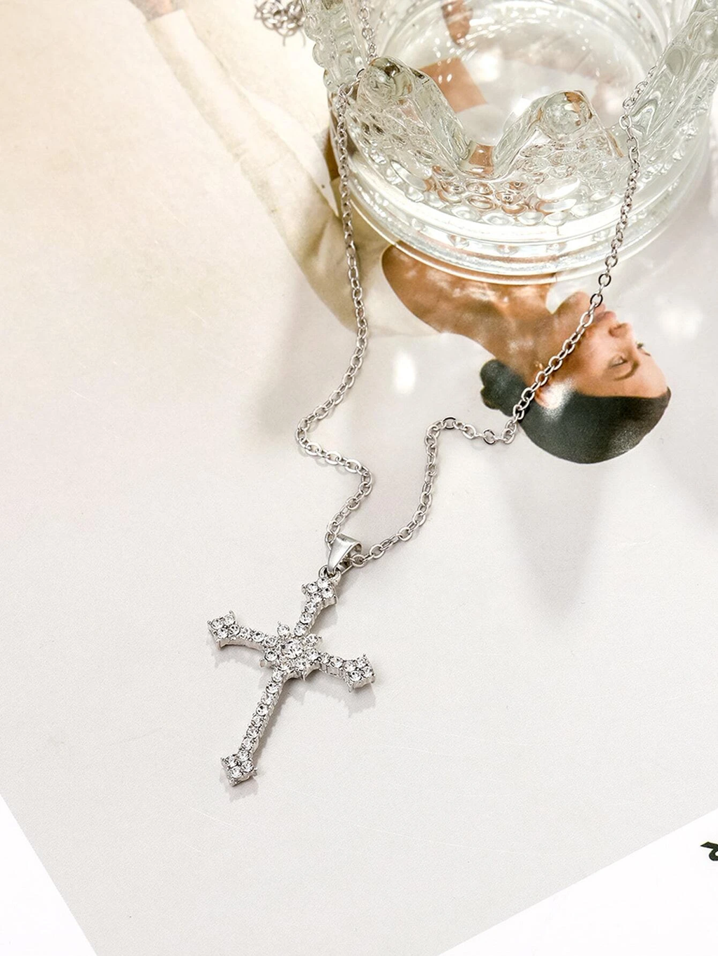 Collier de luxe avec pendentif croix en cristal de zircon
