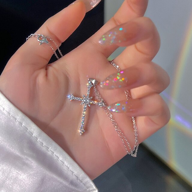 Collier de luxe avec pendentif croix en cristal de zircon