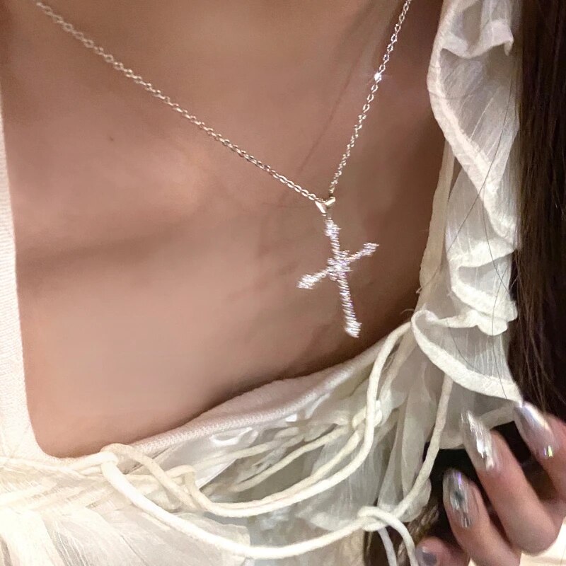 Collier de luxe avec pendentif croix en cristal de zircon