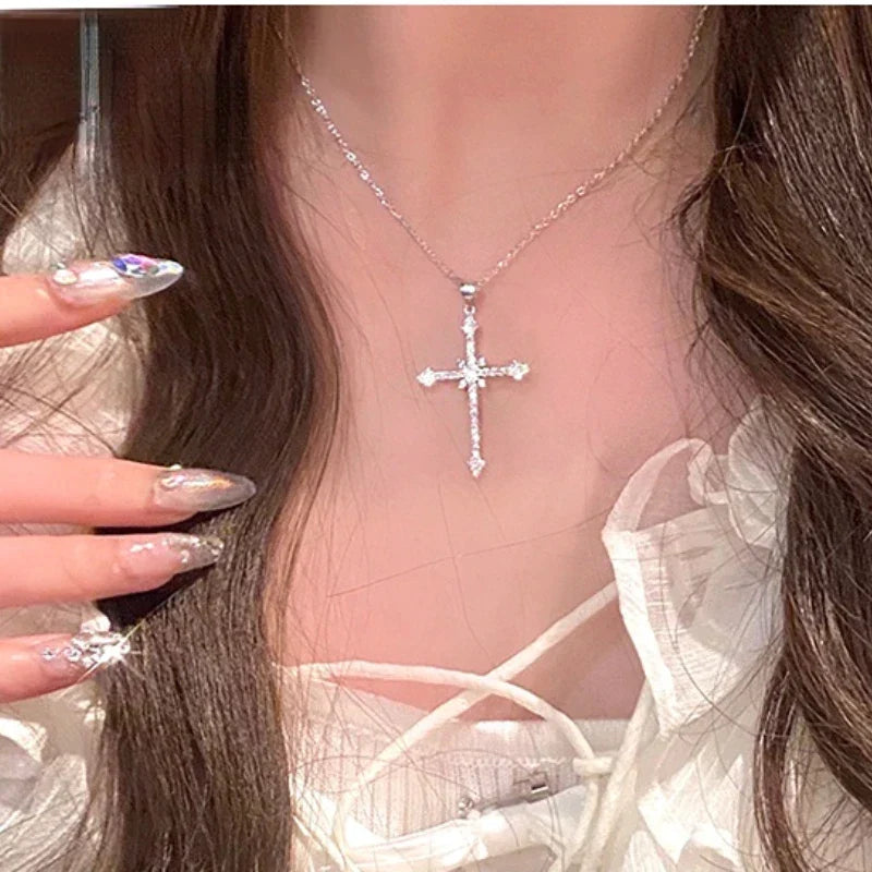 Collier de luxe avec pendentif croix en cristal de zircon