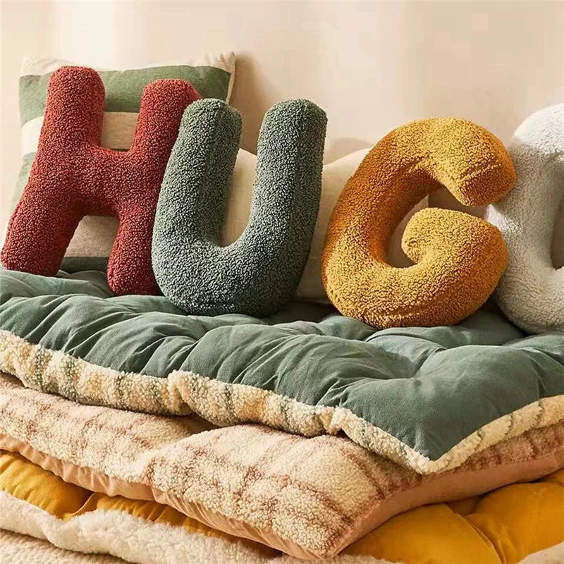 Coussin Décoratif Alphabet en Velours pour un Décor de Maison Élégant