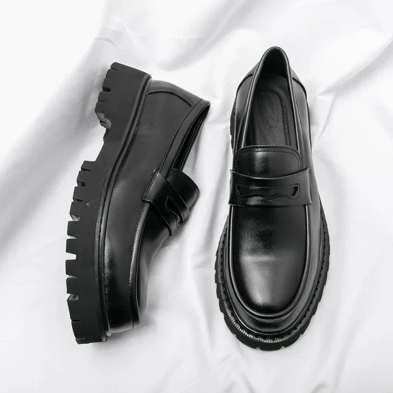 Chaussures de Ville Modernes pour Hommes – Mocassins à Semelle Épaisse Noirs avec Finitions Mat et Brillante